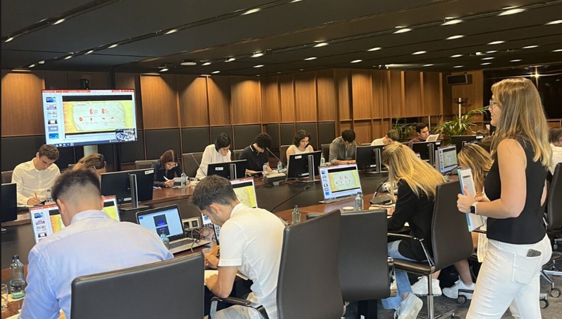Katia Rosenbaum en una jornada de assessment con CaixaBank, Barcelona — psicología aplicada a las organizaciones